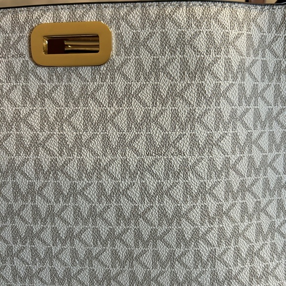 Michael Kors vanilla Sullivan large messenger Bag - Picture 11 of 11